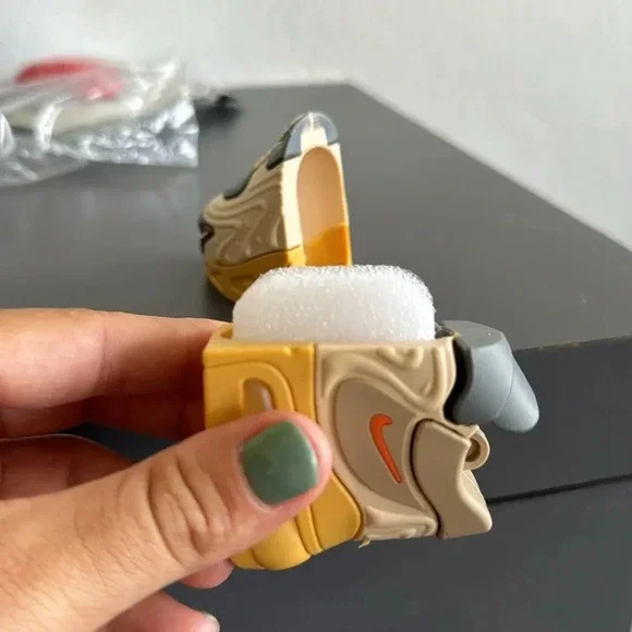 Nike Shoes Cover EarPods | 1/2 generation - Picture 2 of 4